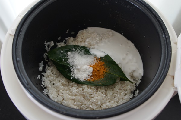 Beras dan bumbu dimasukkan ke rice cooker, tinggal tambah air