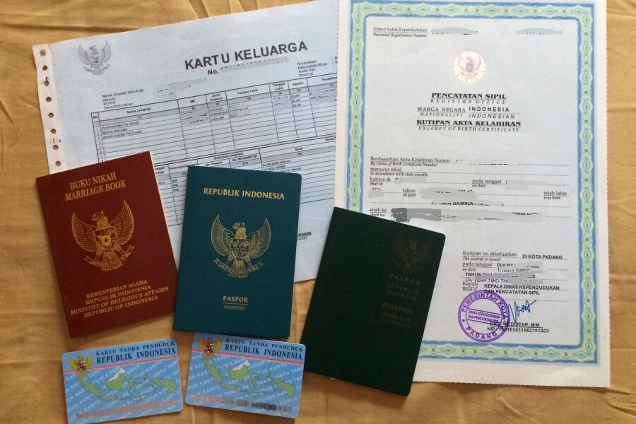 Berkas-berkas untuk membuat paspor anak