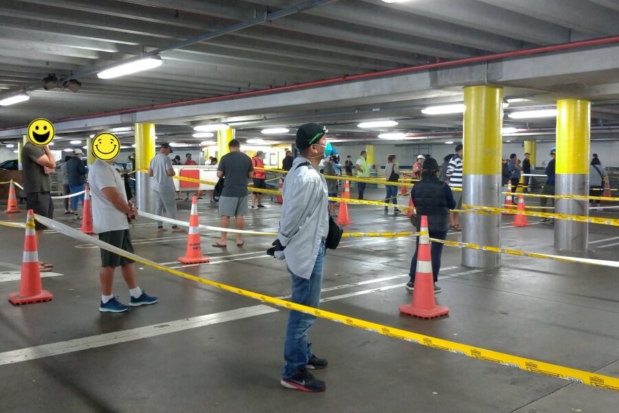 physical distancing antrean supermarket saat lockdown